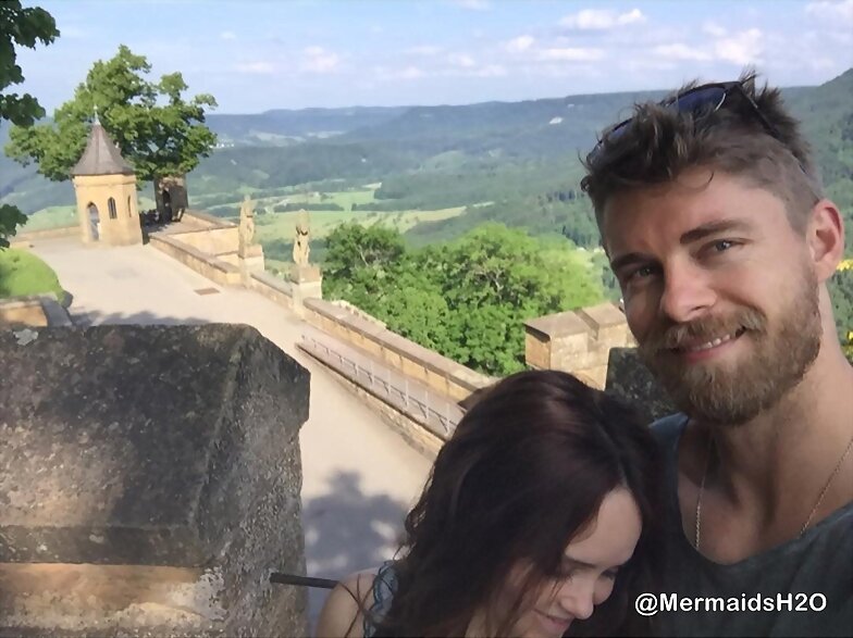 Luke Mitchell & su esposa Rebecca Breeds