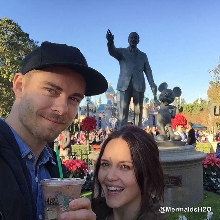 Luke Mitchell & su esposa Rebecca Breeds
