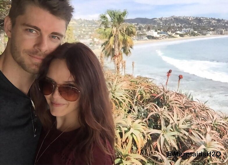 Luke Mitchell & su esposa Rebecca Breeds