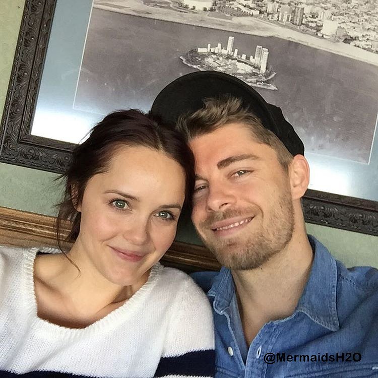 Luke Mitchell & su esposa Rebecca Breeds