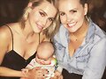Claire Holt visita bebe de su amiga en Australia