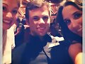 Cariba Heine con su hermano y novia
