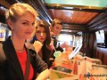 Cariba Heine con su hermano y Jordan Loukas