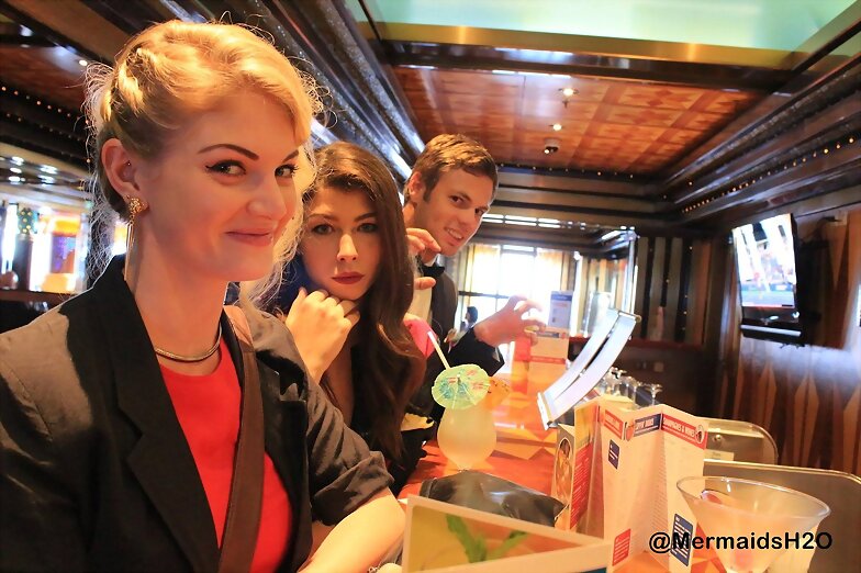 Cariba Heine con su hermano y Jordan Loukas