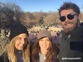 Luke Mitchell con su hermana y esposa en New York