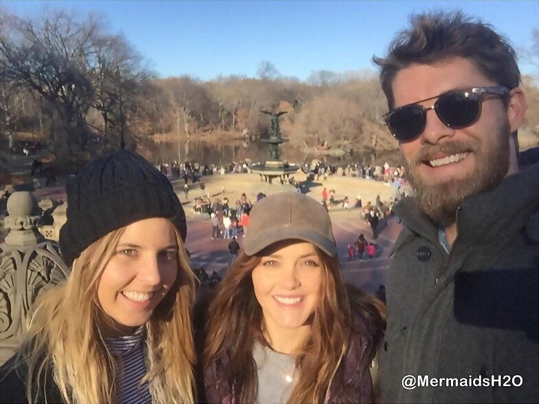 Luke Mitchell con su hermana y esposa en New York