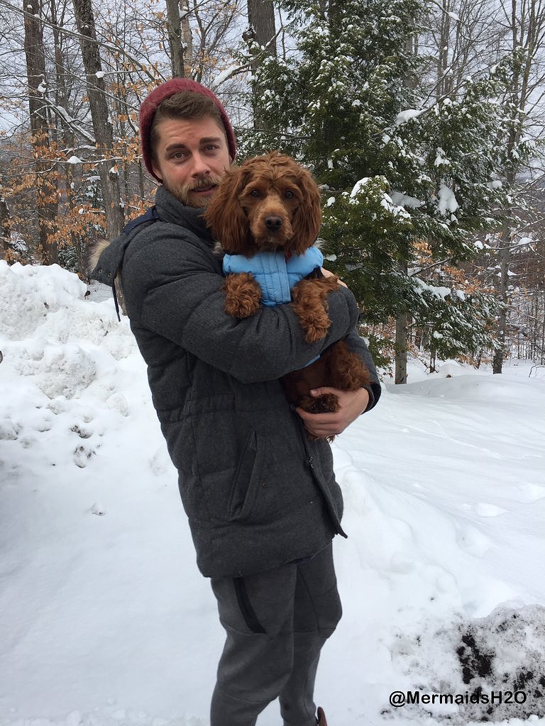 Luke Mitchell con su perro Alfie