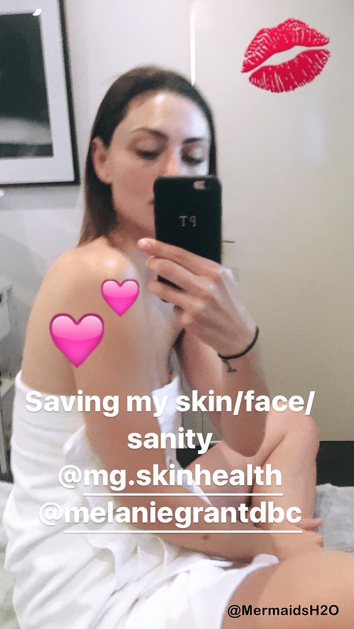 Phoebe Tonkin en su casa de Sydney, Australia