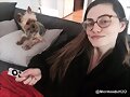 Phoebe Tonkin en Sydney con su perrita Lola