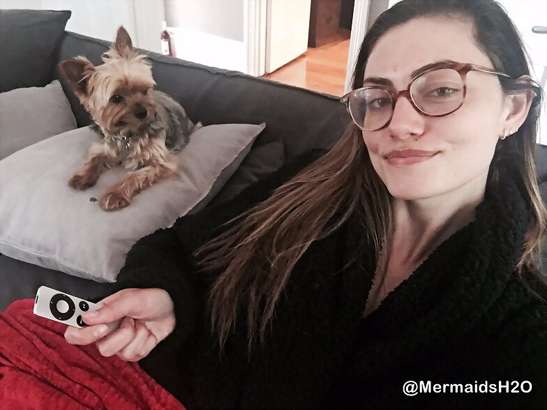 Phoebe Tonkin en Sydney con su perrita Lola
