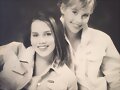 Claire Holt con su hermana Rachael Holt jovencitas