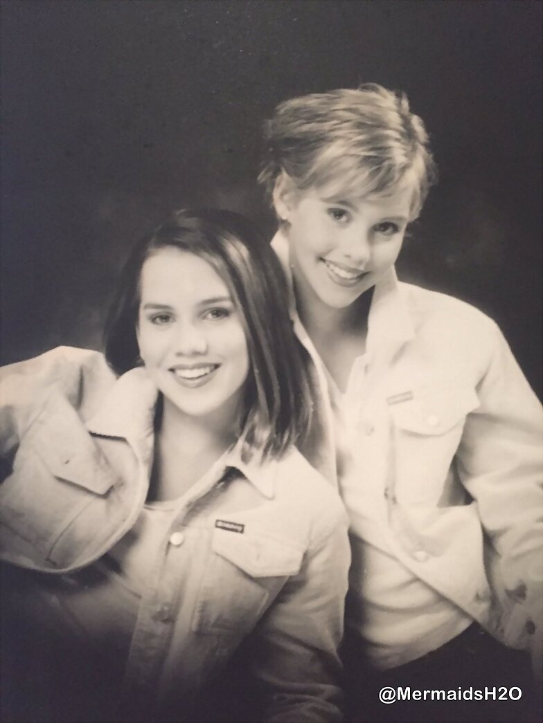 Claire Holt con su hermana Rachael Holt jovencitas