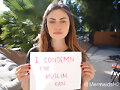 Phoebe Tonkin apoyando