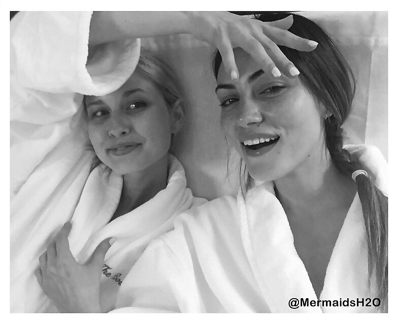 Phoebe Tonkin con su hermana Abby en New York
