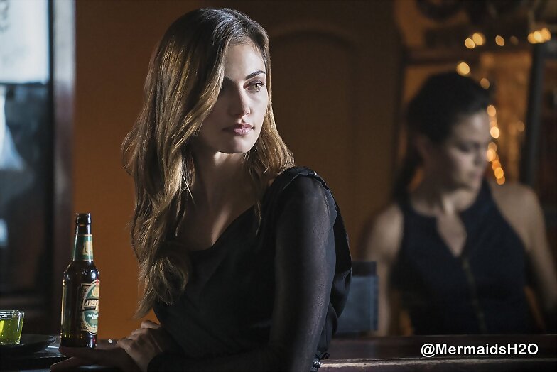 Phoebe Tonkin - 4x01 Gather Up the Killers