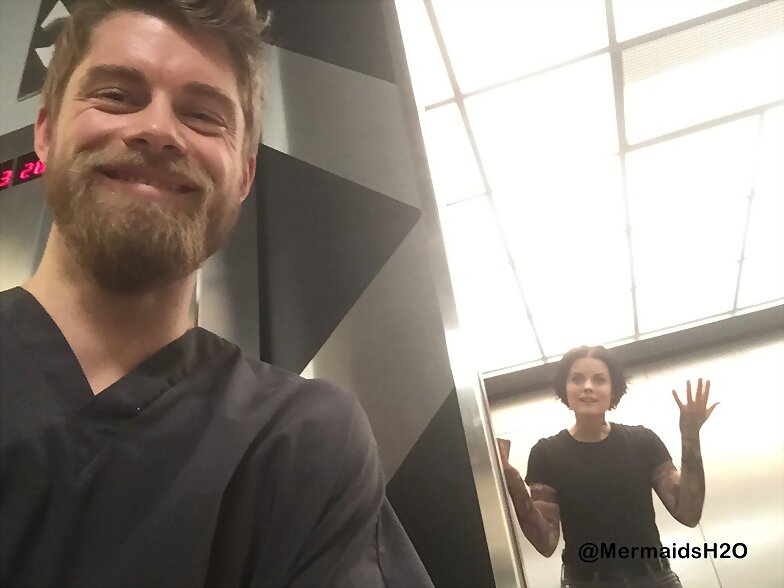 Luke Mitchell y Jaimie Alexander en Blindspot