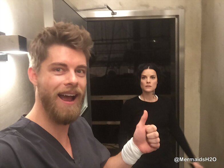 Luke Mitchell y Jaimie Alexander en Blindspot