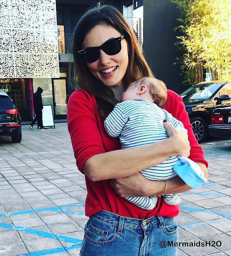 Phoebe Tonkin con el bebe de Teresa Palmer