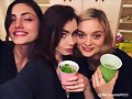 Phoebe Tonkin con Lily Collins &amp; Bella Heathcote