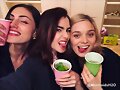 Phoebe Tonkin con Lily Collins &amp; Bella Heathcote
