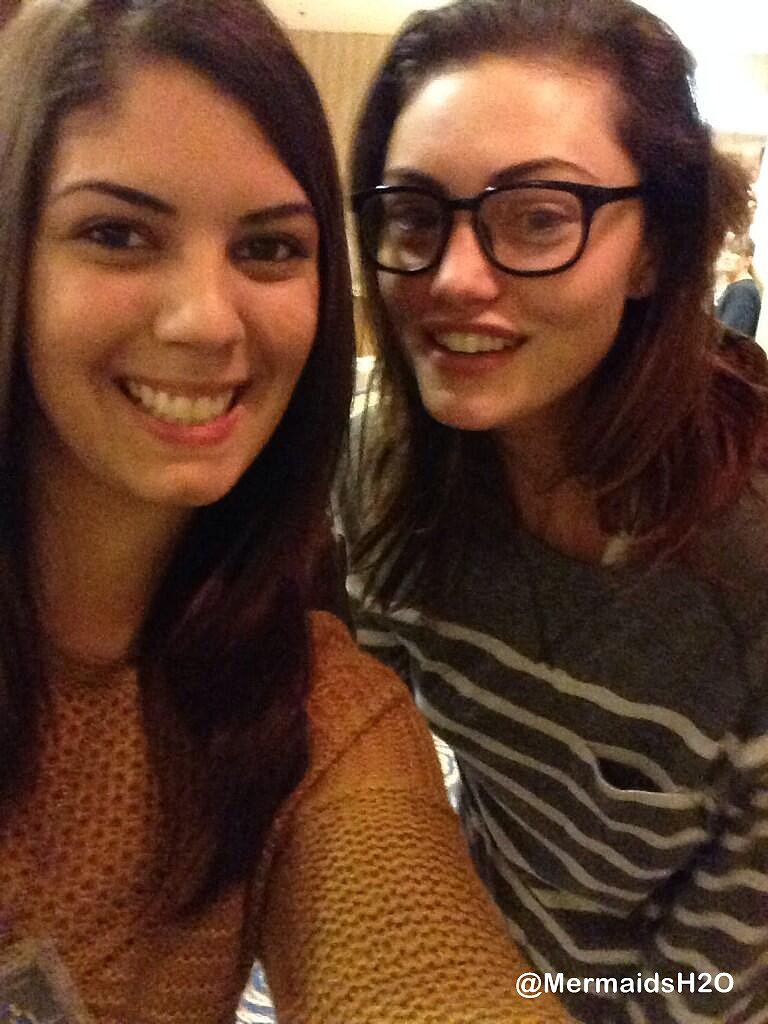 Phoebe Tonkin with fans, EyeCon3000, Atlanta 2013