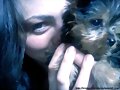 Phoebe Tonkin con su perro