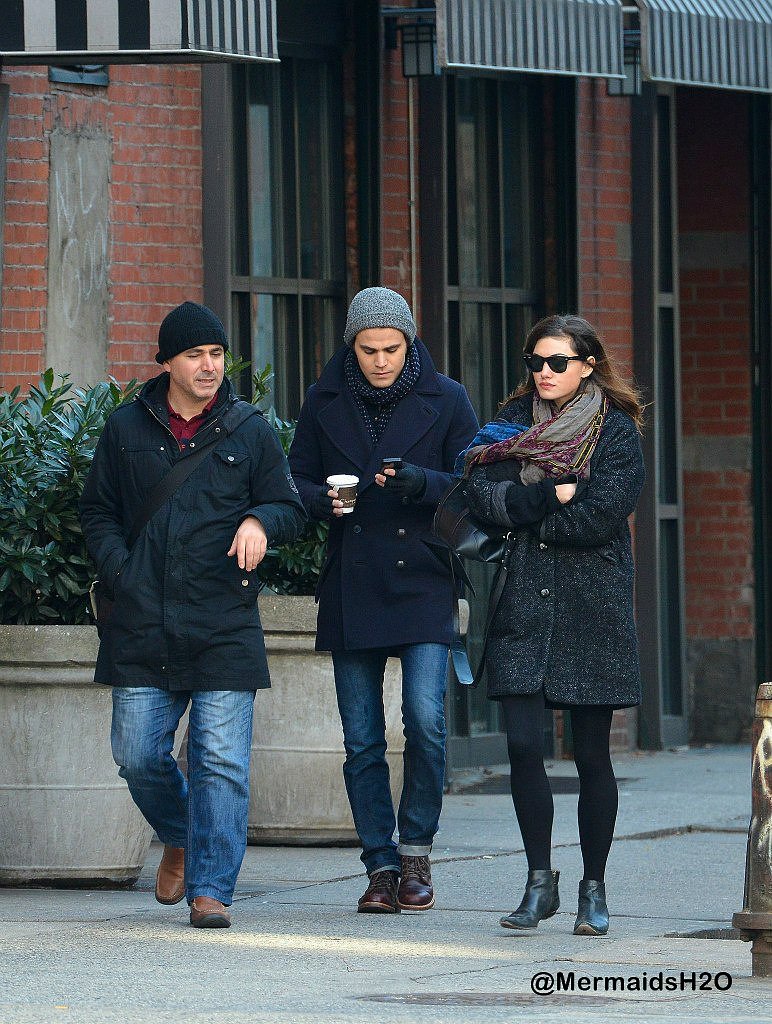 Phoebe Tonkin & Paul Wesley en New York, Nov 2013