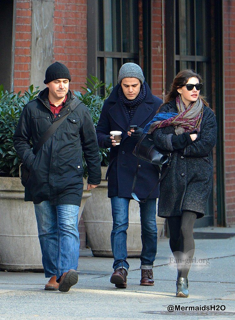 Phoebe Tonkin & Paul Wesley en New York, Nov 2013