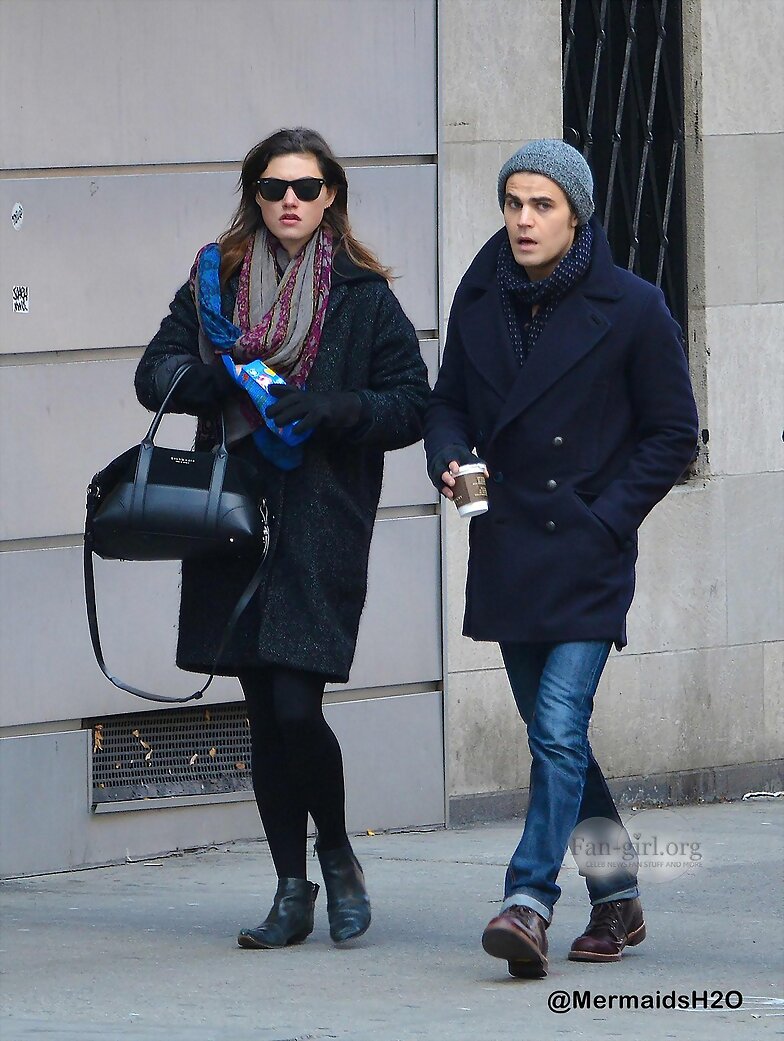 Phoebe Tonkin & Paul Wesley en New York, Nov 2013