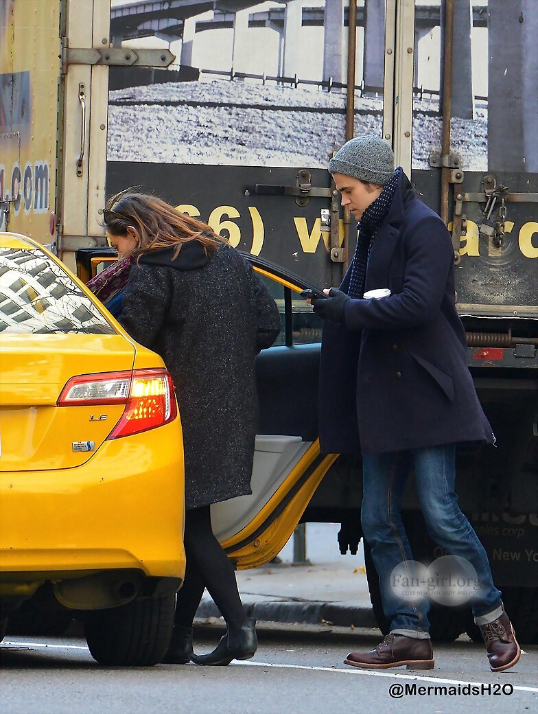 Phoebe Tonkin & Paul Wesley en New York, Nov 2013