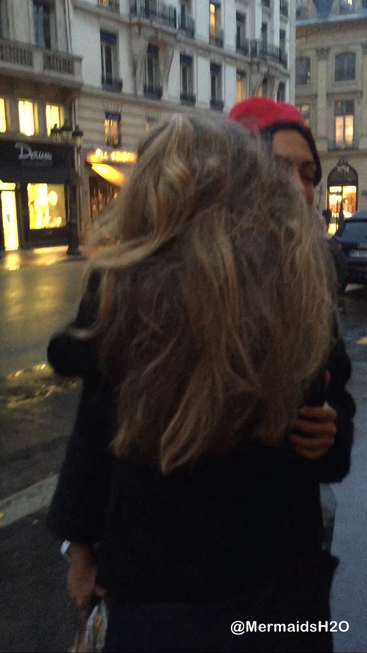 Phoebe Tonkin con una fan en Paris, Francia