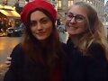 Phoebe Tonkin con una fan en Paris, Francia