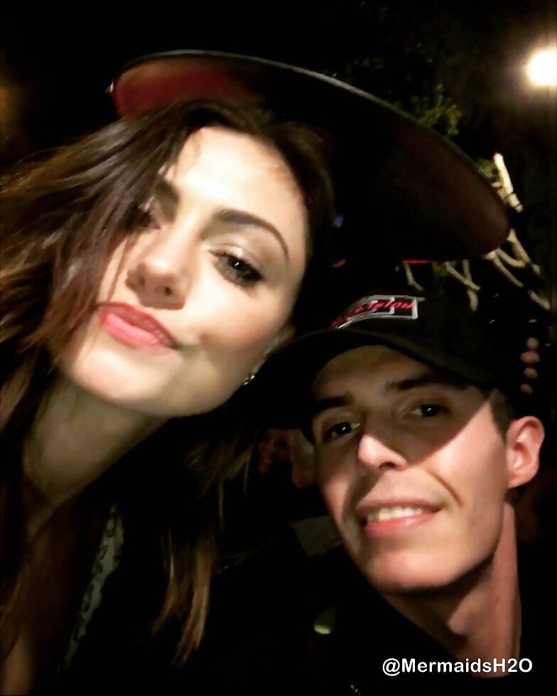 Phoebe Tonkin con un fan