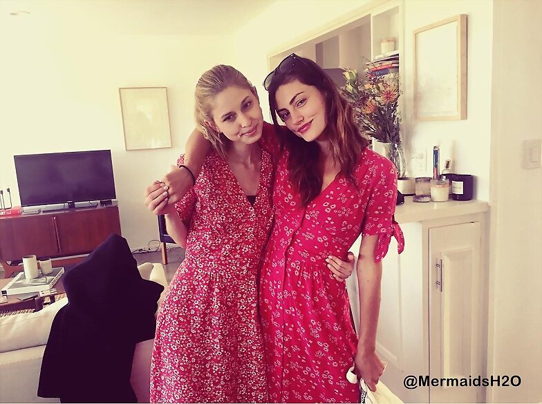 Phoebe Tonkin con su hermana Abby Tonkin