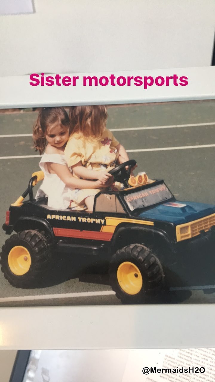 Phoebe Tonkin con su hermana Abby Tonkin