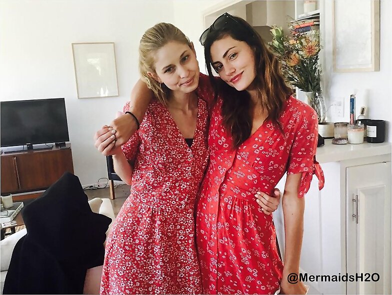 Phoebe Tonkin con su hermana Abby Tonkin