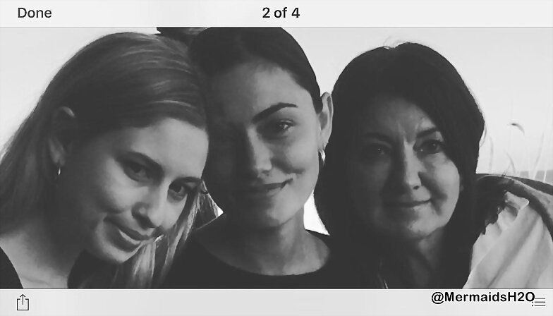 Abby Tonkin, Phoebe Tonkin y su madre Jane Tonkin