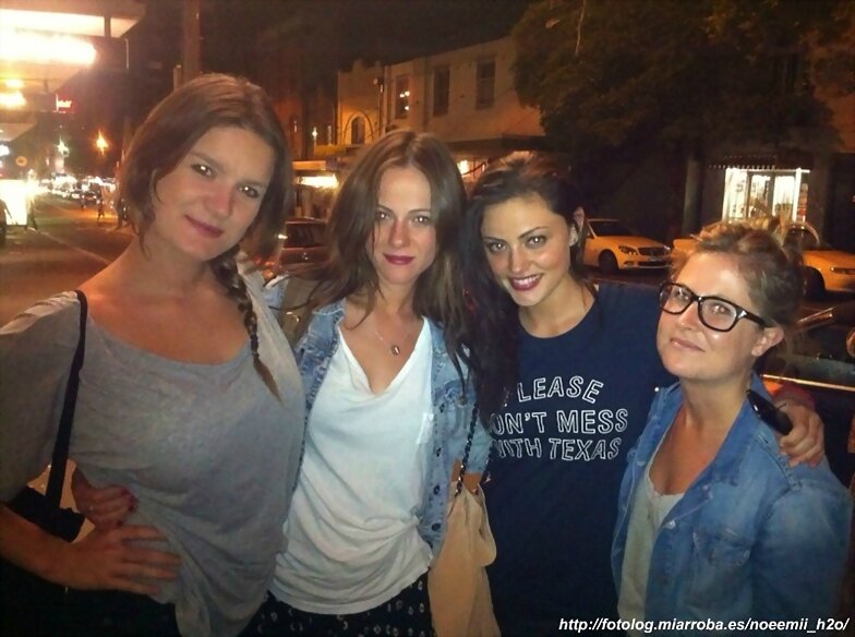 Phoebe con sus amigas