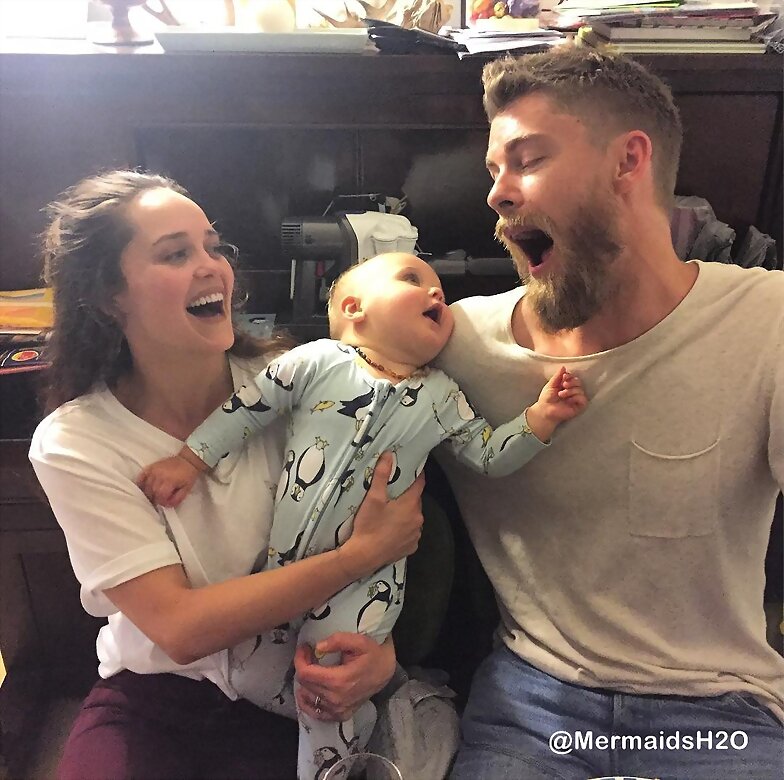 Luke Mitchell & su esposa Rebecca Breeds