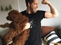 Luke Mitchell con su perro Alfie