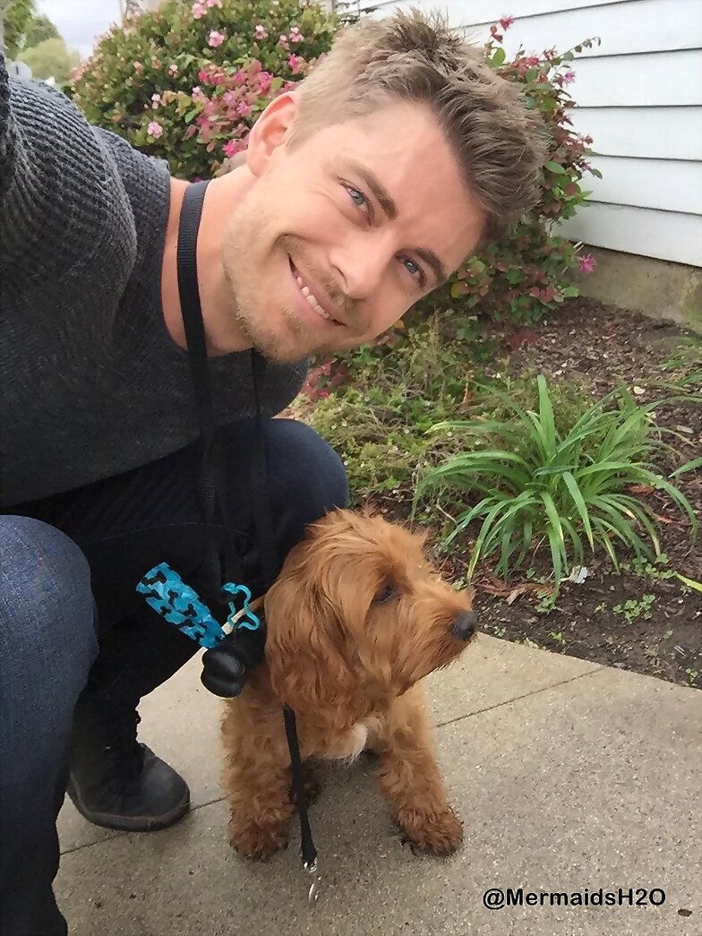 Luke Mitchell con su perro Alfie