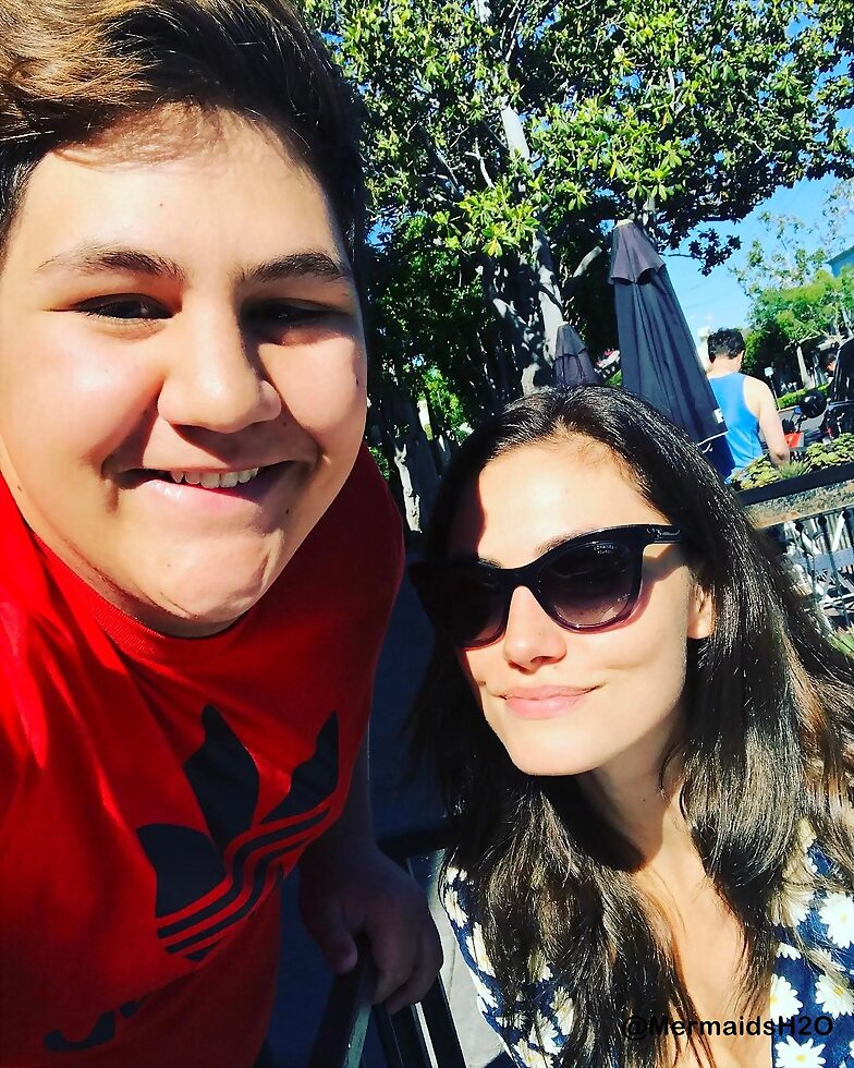 Phoebe Tonkin con un fan