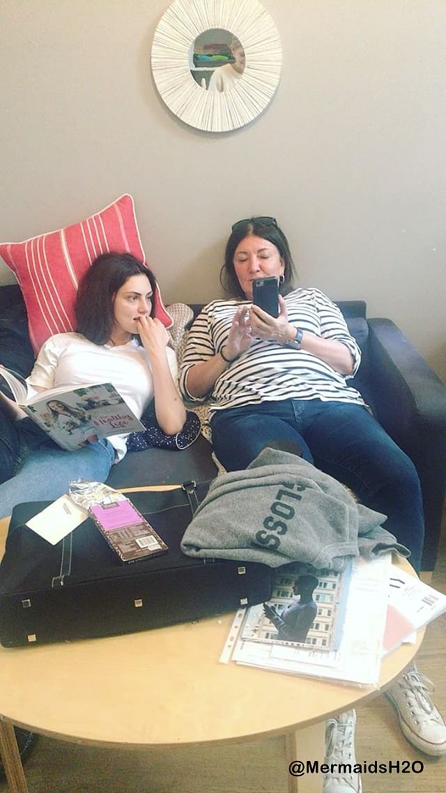 Phoebe Tonkin con su madre Jane Tonkin