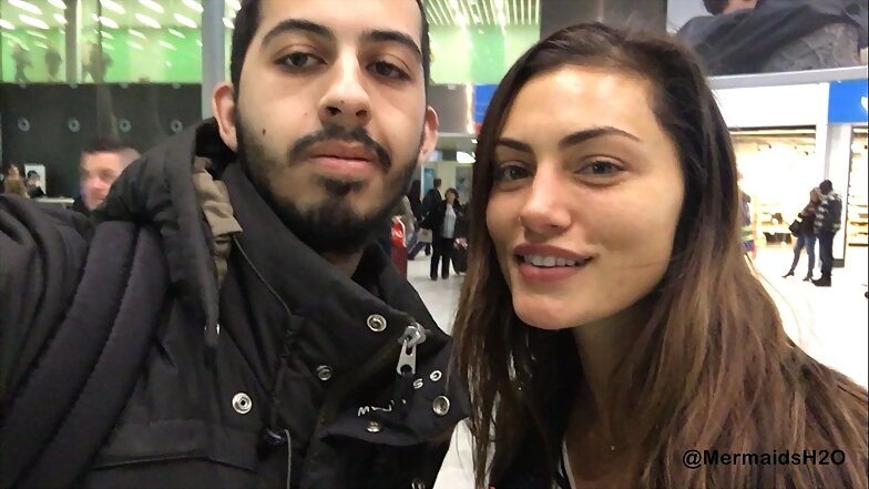 Phoebe Tonkin con un fan