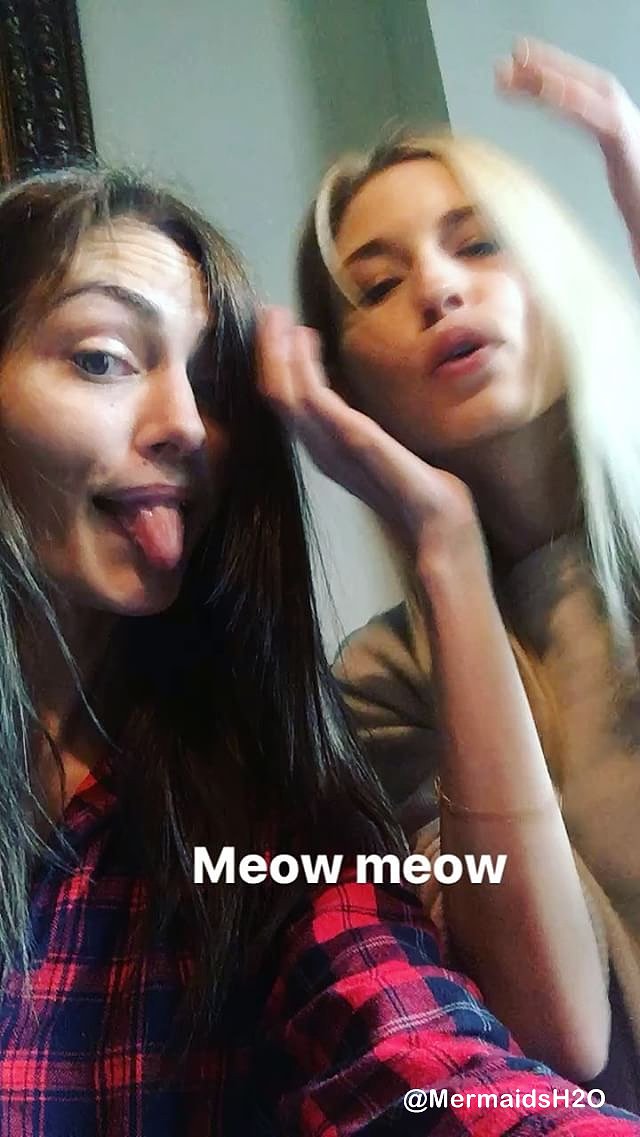 Phoebe Tonkin con su hermana Abby Tonkin