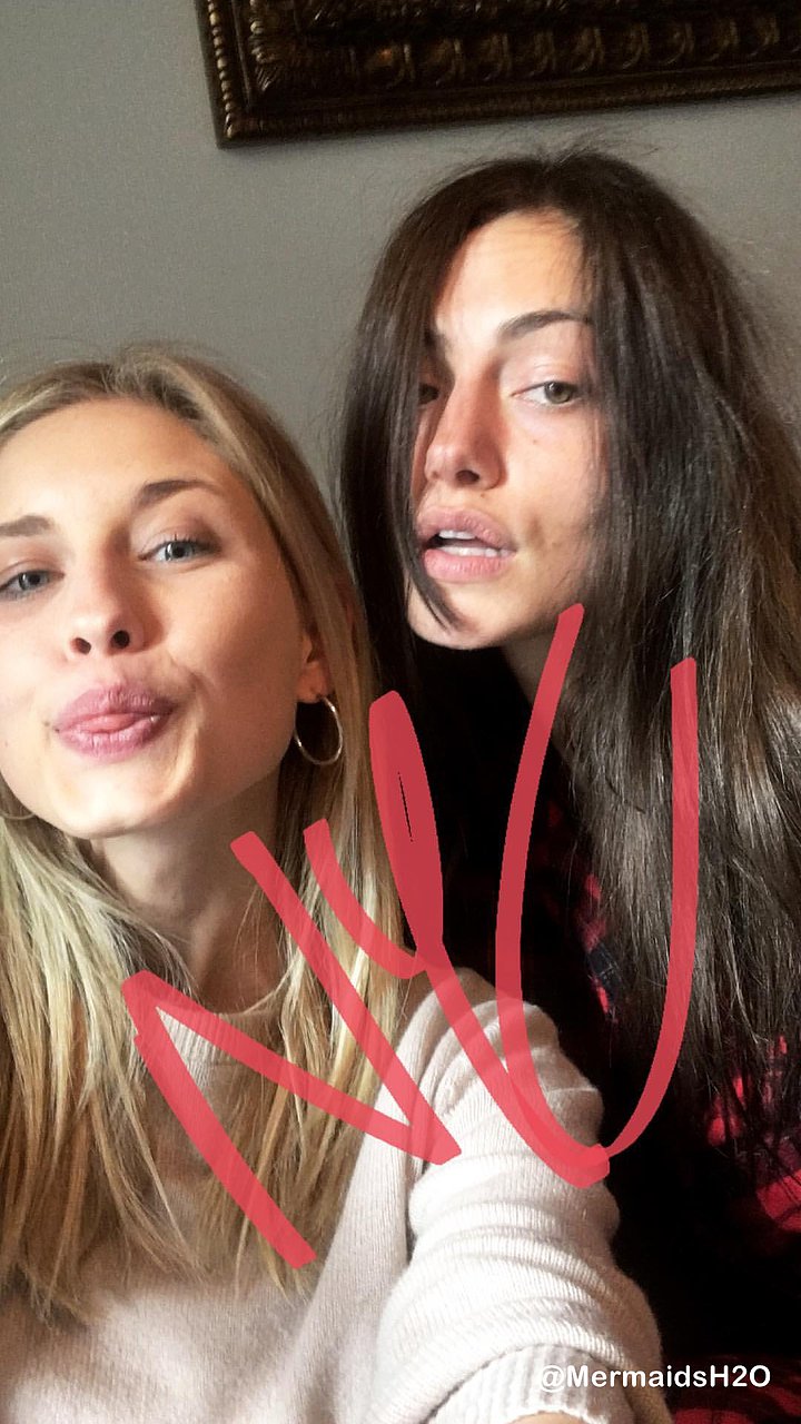 Phoebe Tonkin con su hermana Abby Tonkin