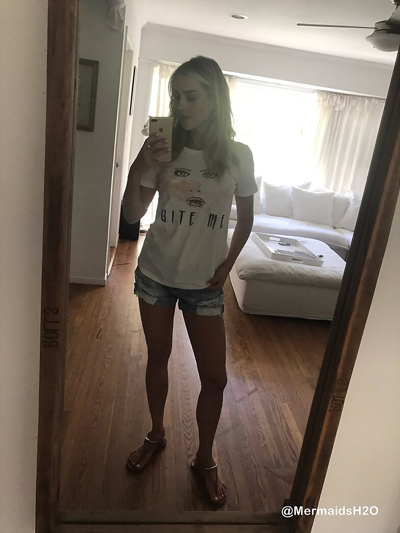Claire Holt con su camiseta de la campaña de ayuda