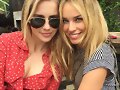 Claire Holt con su amiga Jessica McNamee