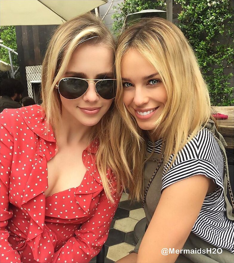 Claire Holt con su amiga Jessica McNamee
