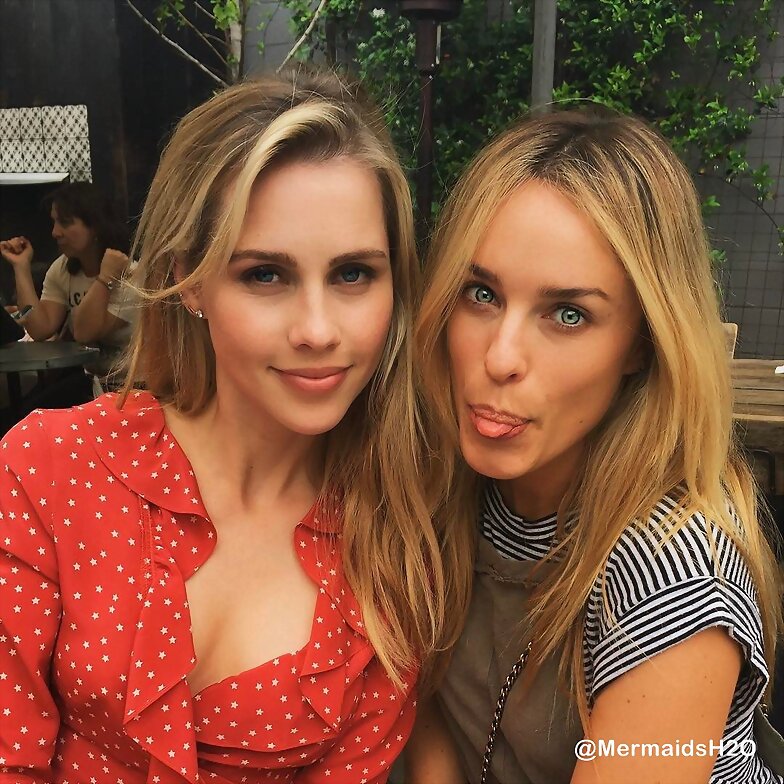 Claire Holt con su amiga Jessica McNamee